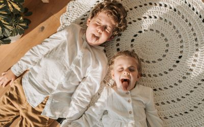 Come PULIRE correttamente la LINGUA del tuo bambino per una giornata fresca e sana